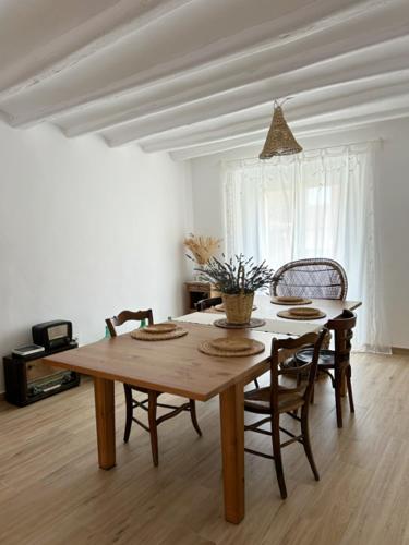 a dining room table and chairs in a room at Enara-enea in Morentin
