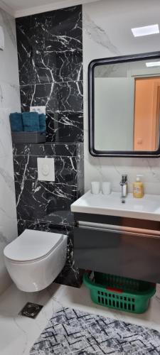 Bilik mandi di Apartman Kika