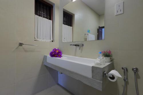 Bilik mandi di The Aluthgama House
