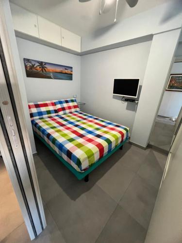 una camera da letto con un letto e una TV a schermo piatto di Nuovo appartamento vista mare a Roquebrune-Cap-Martin