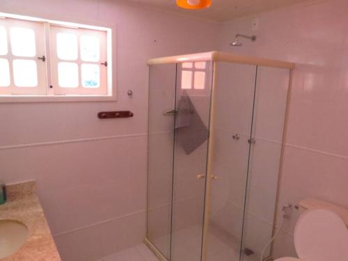 Bilik mandi di Linda casa em Mury,com riacho e lareira