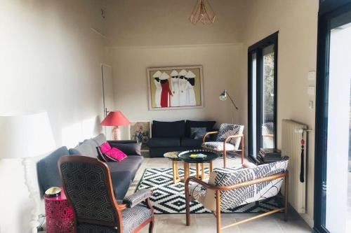 un salon avec un canapé et des chaises dans l'établissement La Maison des Pêcheurs, au pied du lac, à Saint-Jorioz