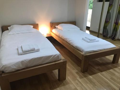 deux lits côte à côte dans une pièce dans l'établissement La Maison des Pêcheurs, au pied du lac, à Saint-Jorioz