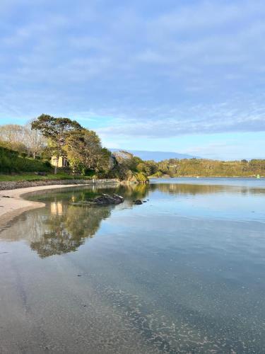 une grande étendue d'eau avec des arbres sur le rivage dans l'établissement Villa Le Bolzen, à Lézardrieux