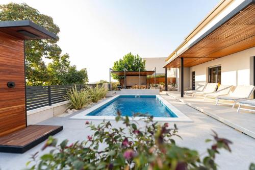 The Light On The Hill - 80m2 luxury apartment with private pool