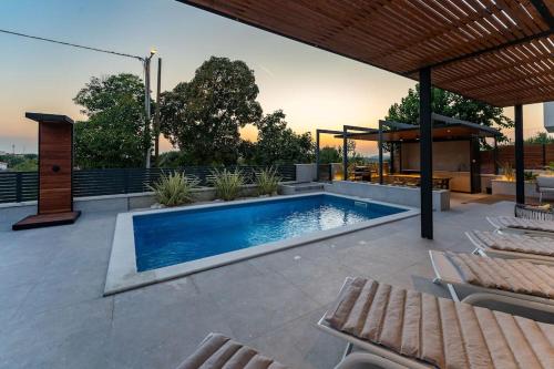 Kolam renang di atau dekat dengan The Light On The Hill - 80m2 luxury apartment with private pool
