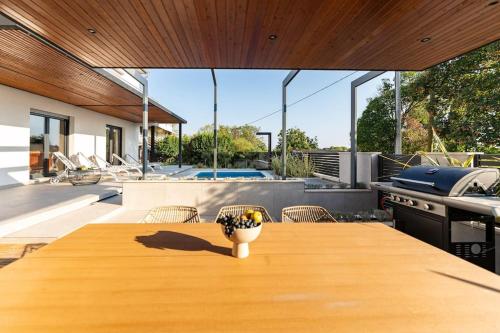 Kolam renang di atau dekat dengan The Light On The Hill - 80m2 luxury apartment with private pool