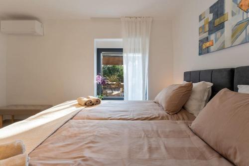 Katil atau katil-katil dalam bilik di The Light On The Hill - 80m2 luxury apartment with private pool
