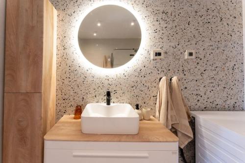 Katil atau katil-katil dalam bilik di The Light On The Hill - 80m2 luxury apartment with private pool