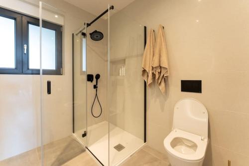 Bilik mandi di The Light On The Hill - 80m2 luxury apartment with private pool