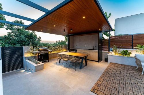 Balkoni atau teres di The Light On The Hill - 80m2 luxury apartment with private pool