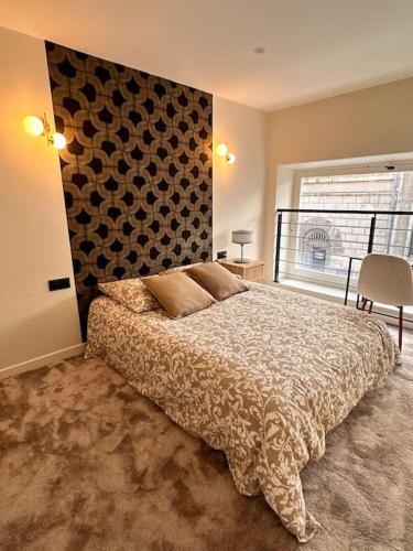 une chambre avec un grand lit et une fenêtre dans l'établissement Appart 'Privilège' - Lyon Centre, à Lyon