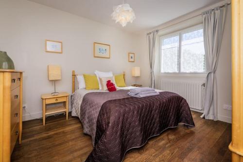 une chambre avec un lit et une fenêtre dans l'établissement The Segur Cottage, à Ségur-le-Château