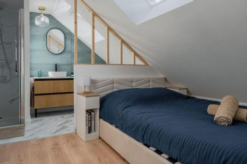 サン・ナゼールにあるSuite Sous Velux T2のベッドルーム1室(青いベッド1台、階段付)