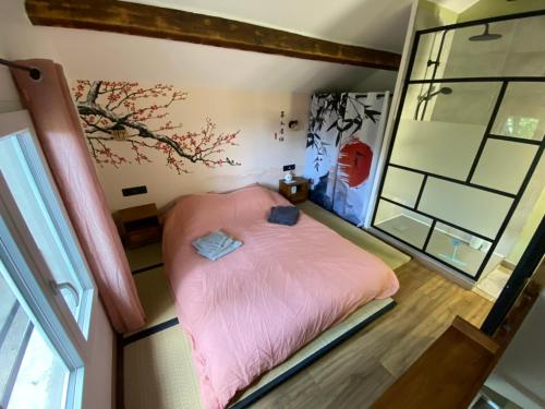 - une petite chambre avec un lit rose dans l'établissement Petite maison indépendante ambiance zen, à Saint-Savournin