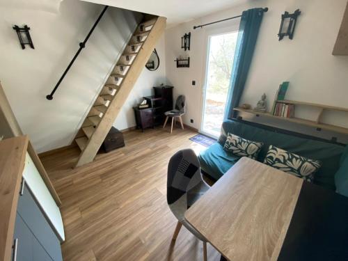 un salon avec un escalier et une table dans l'établissement Petite maison indépendante ambiance zen, à Saint-Savournin