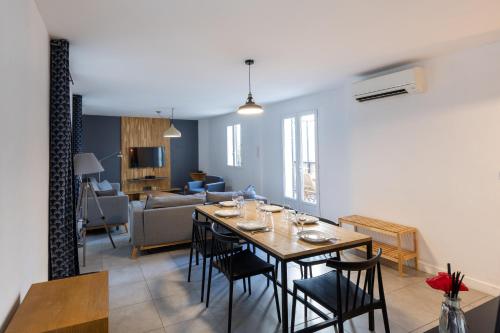 une salle à manger et un salon avec une table et des chaises dans l'établissement Le Pont d'Avignon - Maison de ville - 4 chambres - Intramuros, à Avignon