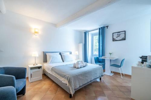 une chambre avec un lit, une table et des chaises dans l'établissement Confortable appartement - Cannes centre le Suquet, à Cannes