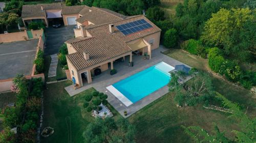 eine Draufsicht auf ein Haus mit Swimmingpool in der Unterkunft Chez Francis & Valérie in Villegailhenc