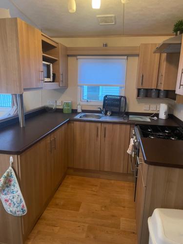 Η κουζίνα ή μικρή κουζίνα στο Static Caravan Saltcoats Ayrshire Scotland 3 bedroom balcony