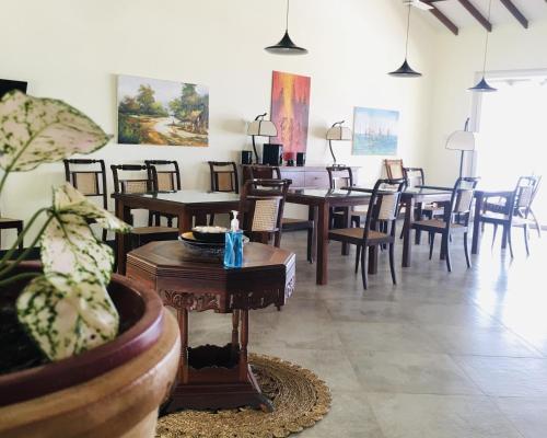 Posezení v ubytování Arhimser Villa-superb 4 bedroom beachfront BB for 8 in Ranna, Tangalle, pool, free pickup or drop off for 7 night stays arriving together, serviced, taxes included