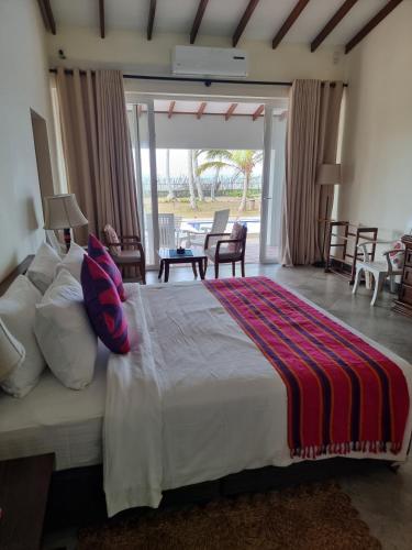 Postel nebo postele na pokoji v ubytování Arhimser Villa-superb 4 bedroom beachfront BB for 8 in Ranna, Tangalle, pool, free pickup or drop off for 7 night stays arriving together, serviced, taxes included