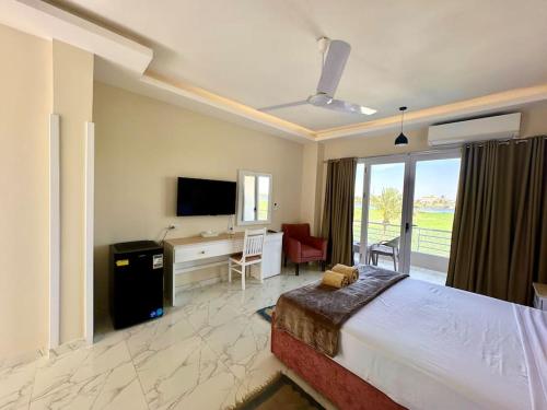 Televisyen dan/atau pusat hiburan di Royal Nile Suites - Nile View 1