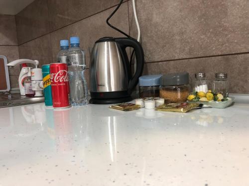 blat z dzbankiem do kawy i jedzeniem na nim w obiekcie Snow white studio w mieście Skopje