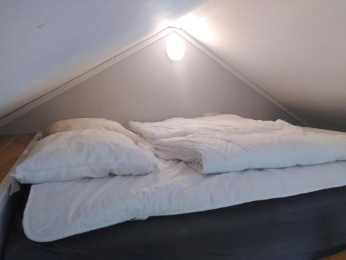 Postel nebo postele na pokoji v ubytování Attefallshus byggt 2019