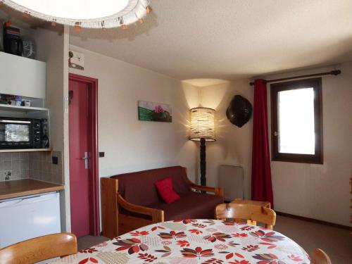 un salon avec une table et une chaise ainsi qu'une cuisine dans l'établissement Appartement pour 6, accès direct aux pistes, balcon, animaux admis - FR-1-322-541, aux Orres