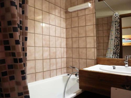 une salle de bain avec une baignoire et un lavabo dans l'établissement Appartement pour 6, accès direct aux pistes, balcon, animaux admis - FR-1-322-541, aux Orres