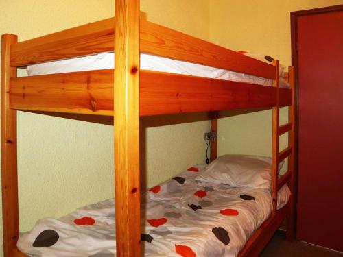 - un lit superposé dans une chambre avec des lits superposés dans l'établissement Studio 4 pers. accès direct pistes, centre et balcon sud - FR-1-322-555, aux Orres