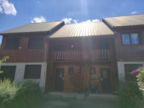 una casa con un tetto di metallo sopra di Le ThiCha Alpe d'Huez Gd Domaine Allemond ThiLuCha ad Allemont