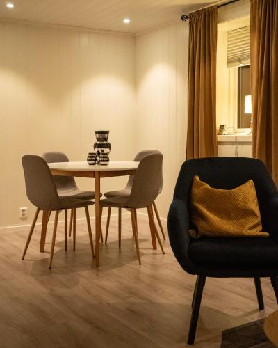a dining room with a table and chairs at Nordic Rest in Båtsfjord