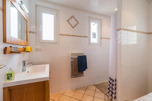 une salle de bain avec lavabo et douche dans l'établissement Appartement douillet et reposant- Proche Plages et commerces, à Trégastel