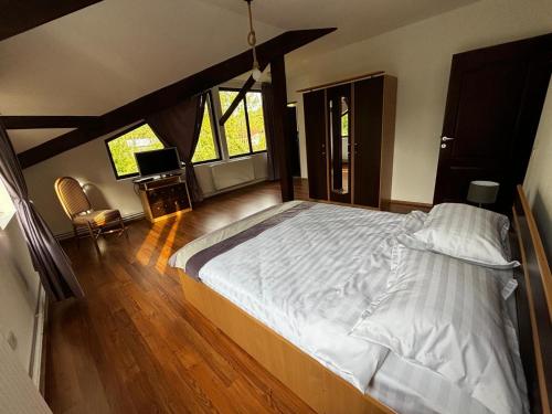 a bedroom with a large bed in a room at Casa cu pădure in Breaza
