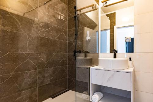 Bilik mandi di Tower Apartments