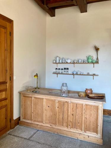 Cette chambre dispose d'un comptoir en bois et d'étagères murales. dans l'établissement Chateau Gioux, à Saint-Pierre-Bellevue