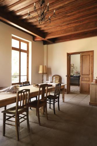 une salle à manger avec une table et des chaises dans l'établissement Chateau Gioux, à Saint-Pierre-Bellevue