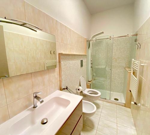 Bilik mandi di Gest House Pendiniè
