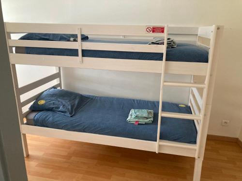 un paio di letti a castello in una stanza di Maison de village a Audelange