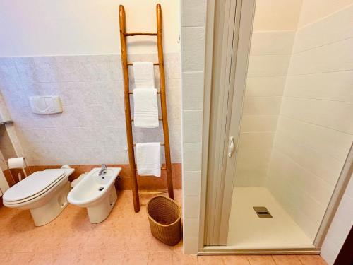 a bathroom with a toilet a sink and a shower at L' altro nido in San Genesio ed Uniti