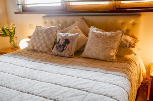 a bedroom with a large bed with pillows at Pietra E Glicine B&B in Pieve a Nievole