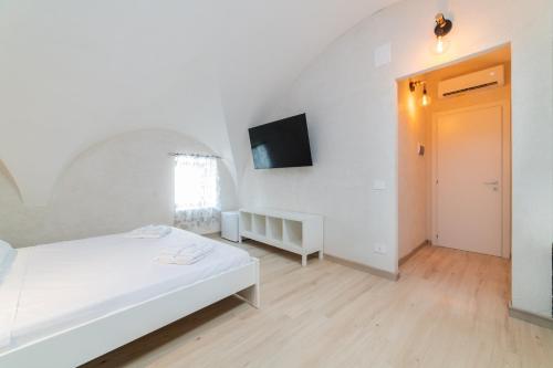 a bedroom with a bed and a tv on a wall at Luxurios hot tub-Maiori in Maiori
