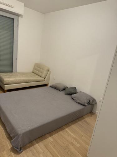 un lit et un canapé dans une chambre dans l'établissement Splendide appartement type T2, à Villejuif