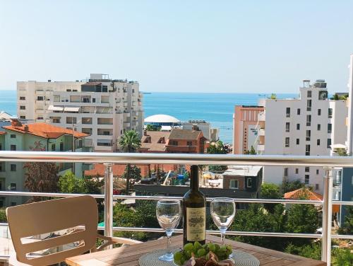 O vedere generală la mare sau o vedere la mare
luată din acest apartament