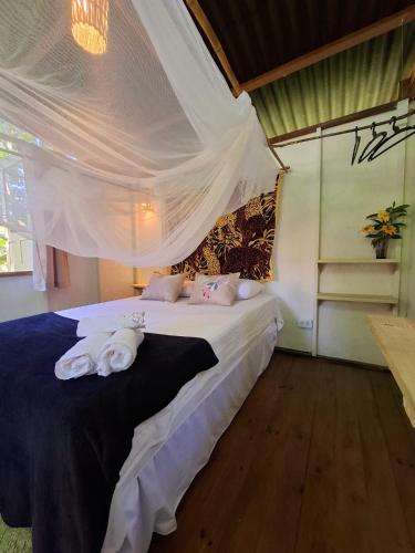 a bedroom with a bed with towels on it at YbYmara Eco Glamping in Serra Grande