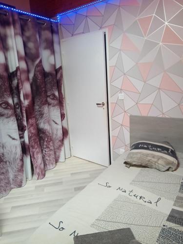 Cette chambre comprend un lit et une porte blanche. dans l'établissement Maison avec piscine, Ker Animheart, à Carbonne