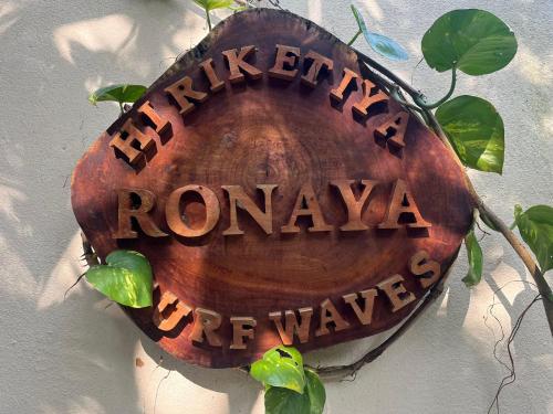 Sijil, anugerah, tanda atau dokumen lain yang dipamerkan di Ronaya Surf Waves