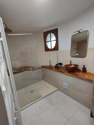 une salle de bain avec un lavabo, un miroir et une baignoire dans l'établissement Chambres d'hôtes La Tour de Bellevue, à Saumur